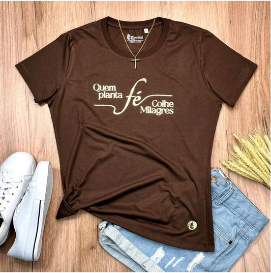 Camiseta cristã quem planta fé colhe milagres