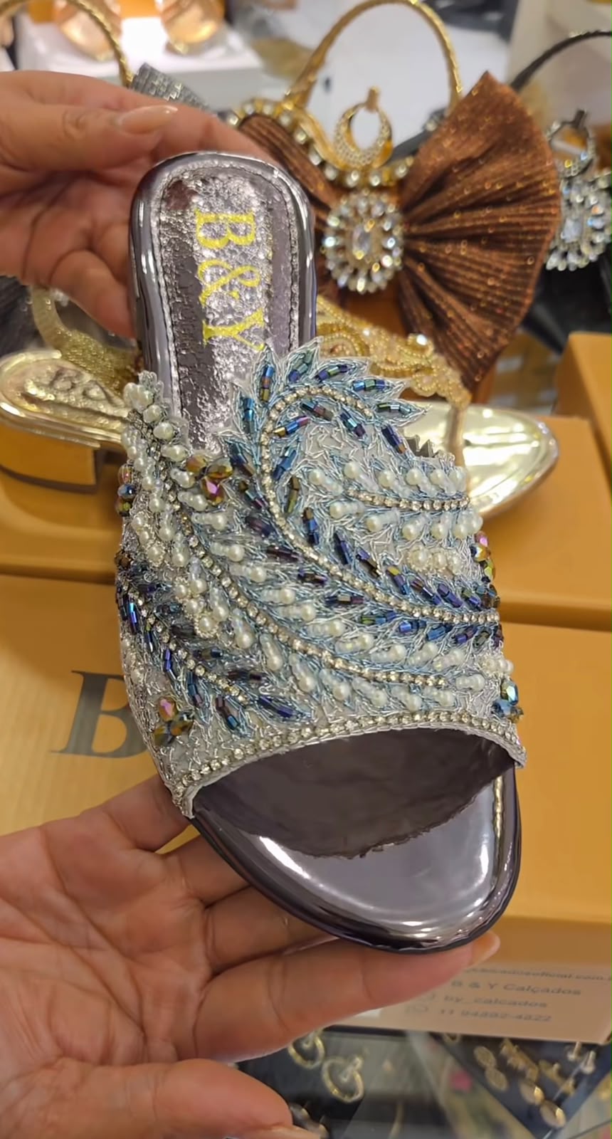 Sandália Paquistanesa Prata e Azul Bordada com Pérolas